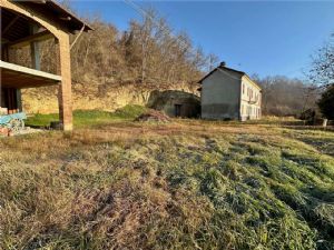 Cascina indipendente con 9.000 mq di terreno tra Valgera e Callianetto