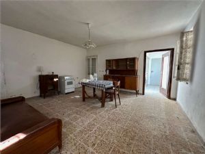 Cascina indipendente con 9.000 mq di terreno tra Valgera e Callianetto