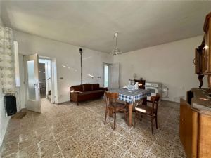 Cascina indipendente con 9.000 mq di terreno tra Valgera e Callianetto