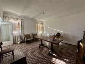 Cascina indipendente con 9.000 mq di terreno tra Valgera e Callianetto