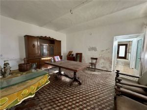 Cascina indipendente con 9.000 mq di terreno tra Valgera e Callianetto