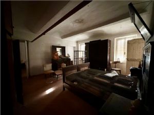 Cascina indipendente con 9.000 mq di terreno tra Valgera e Callianetto