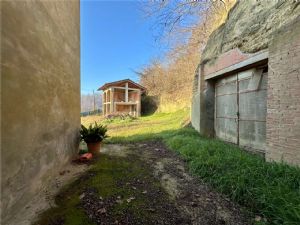 Cascina indipendente con 9.000 mq di terreno tra Valgera e Callianetto