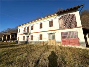 Cascina indipendente con 9.000 mq di terreno tra Valgera e Callianetto