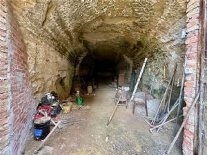 Cascina indipendente con 9.000 mq di terreno tra Valgera e Callianetto