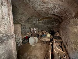 Cascina indipendente con 9.000 mq di terreno tra Valgera e Callianetto