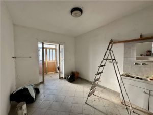 Cascina indipendente con 9.000 mq di terreno tra Valgera e Callianetto