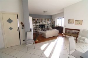 VILLA INDIPENDENTE CON AMPIO GIARDINO NEL CENTRO DI BEINASCO