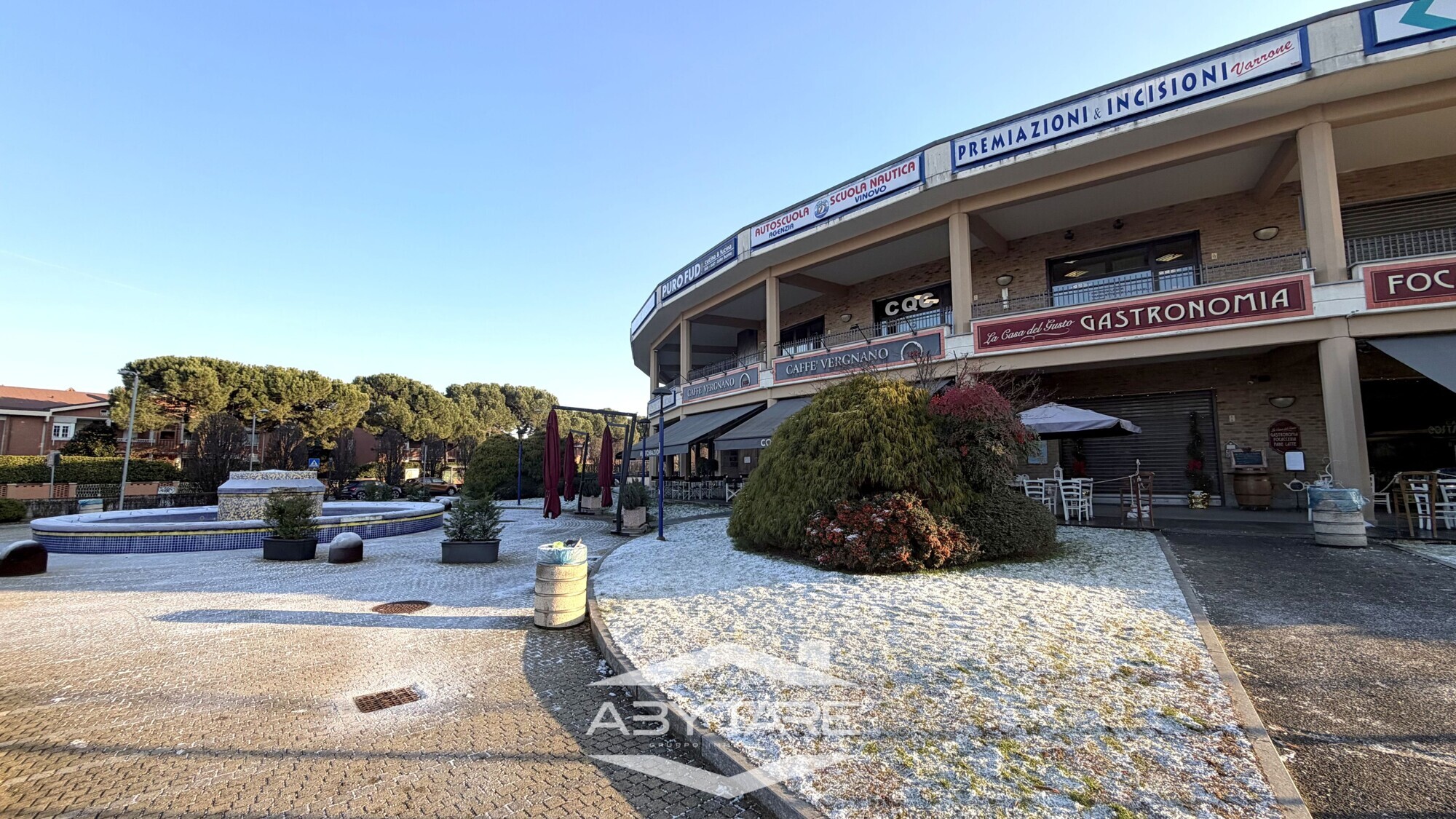 Locale commerciale con ampio retro, box auto e posto auto