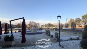 Locale commerciale con ampio retro, box auto e posto auto