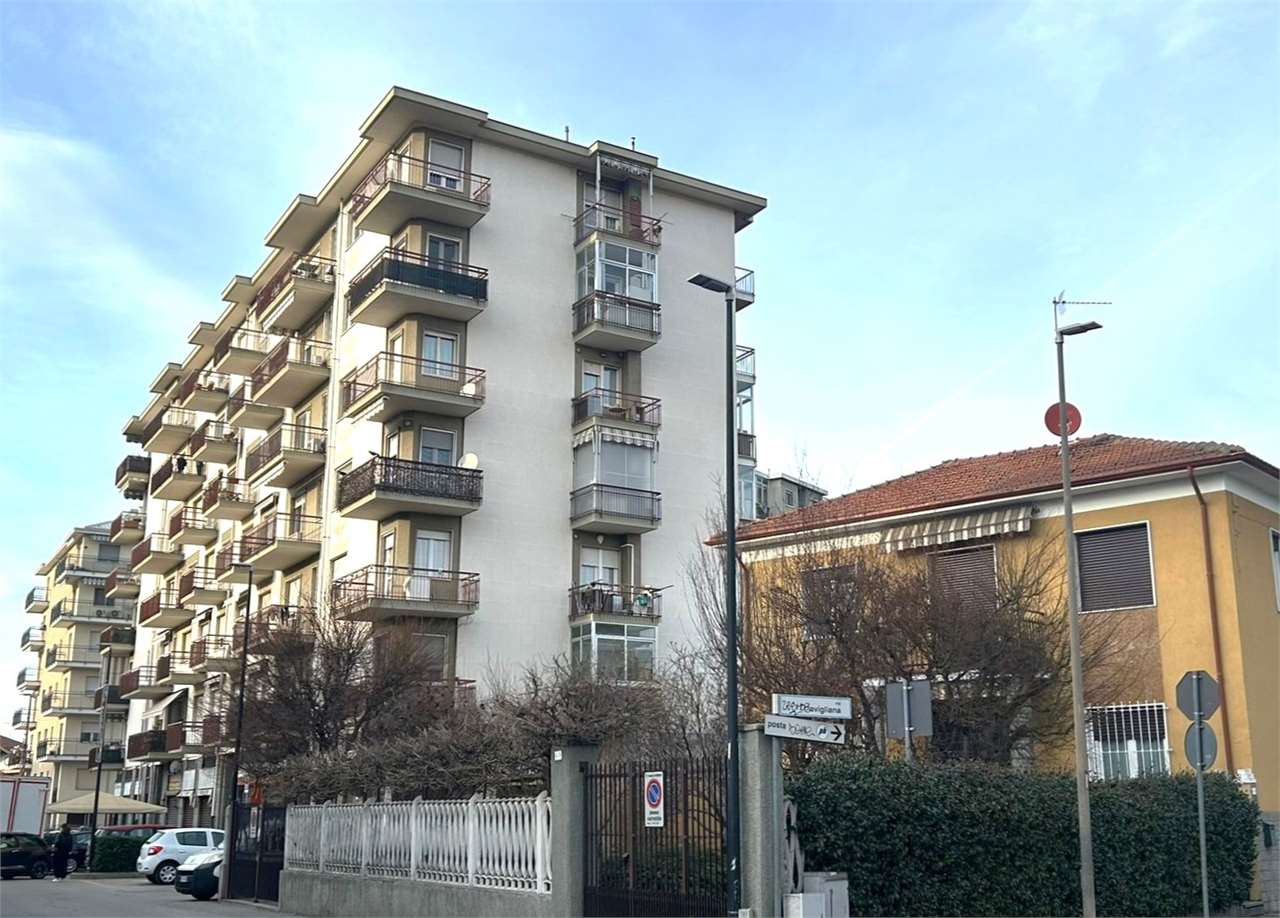 TRILOCALE PANORAMICO RISTRUTTURATO BEINASCO CENTRO