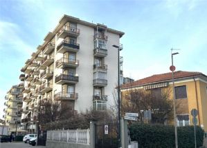 TRILOCALE PANORAMICO RISTRUTTURATO BEINASCO CENTRO