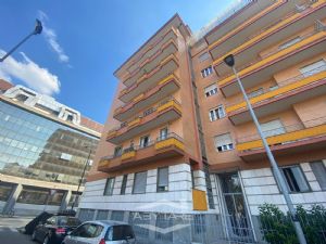 AMPIO TRILOCALE IN COMPLESSO SIGNORILE