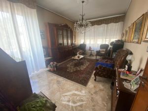 AMPIO TRILOCALE IN COMPLESSO SIGNORILE