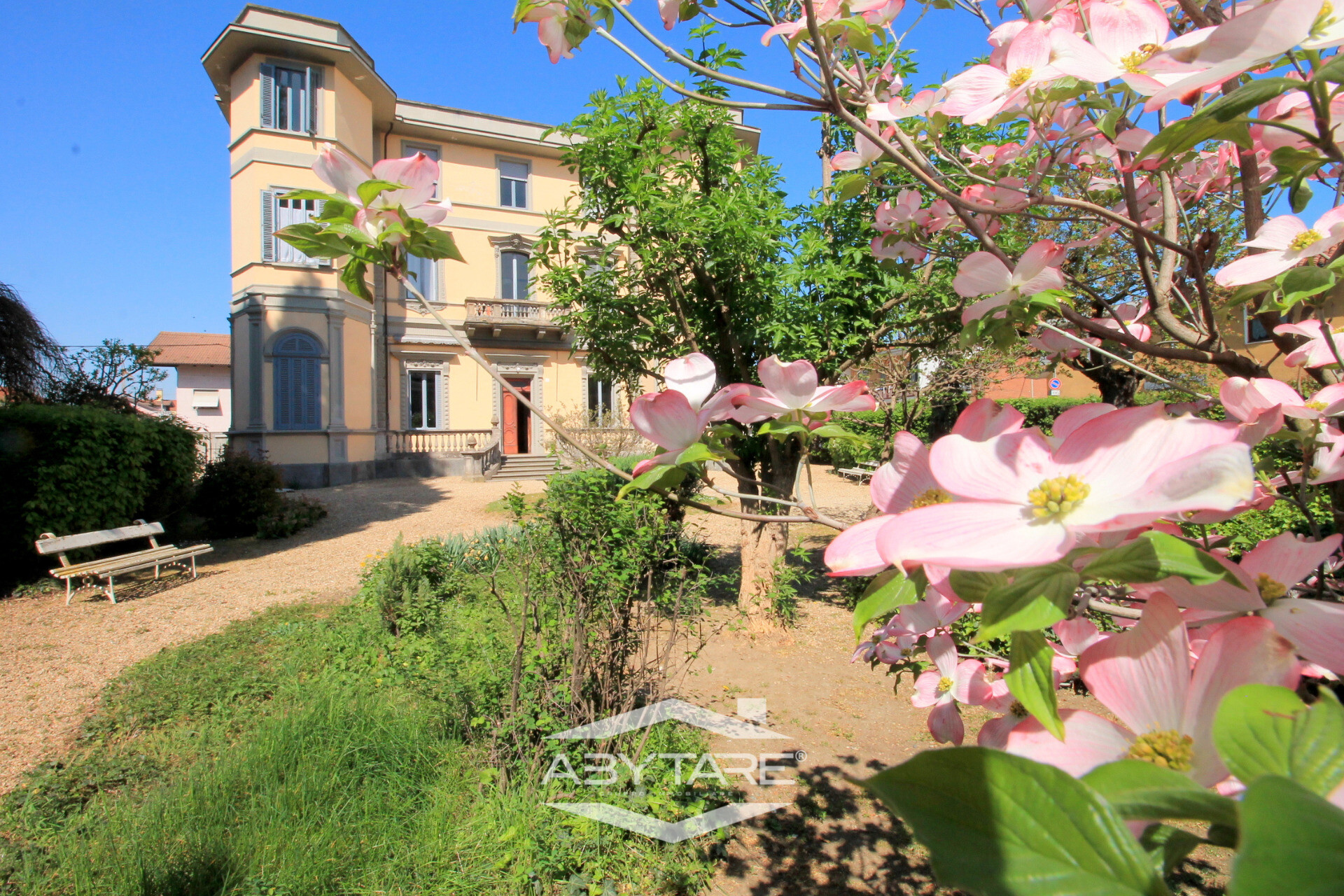 Appartamento ristrutturato in villa d'epoca