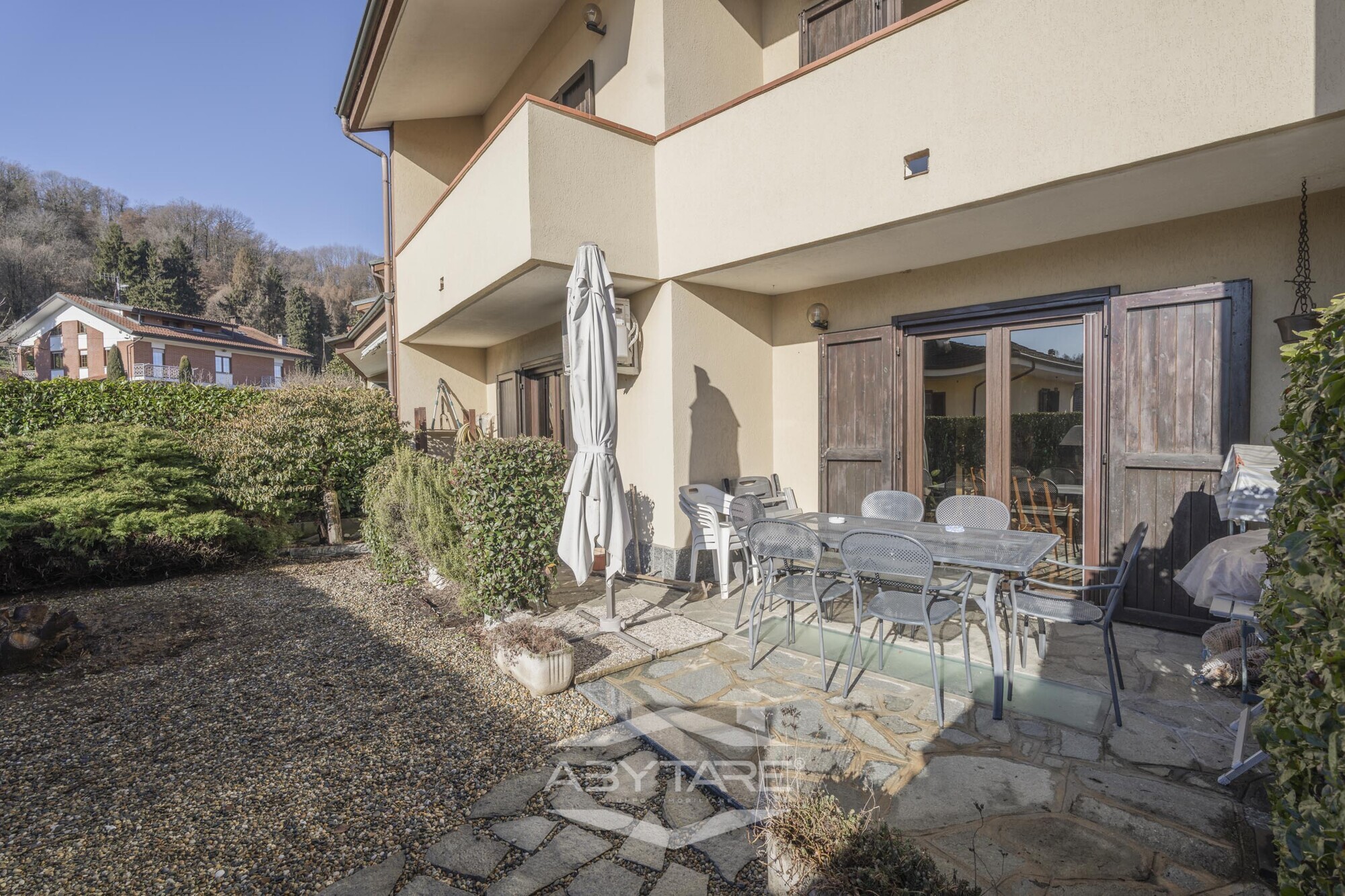 VILLA A SCHIERA CON GIARDINO E AMPIO BOX AUTO