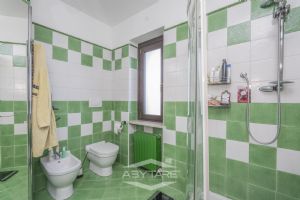 VILLA A SCHIERA CON GIARDINO E AMPIO BOX AUTO