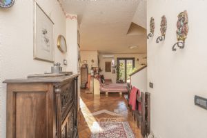 VILLA A SCHIERA CON GIARDINO E AMPIO BOX AUTO