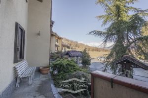 VILLA A SCHIERA CON GIARDINO E AMPIO BOX AUTO