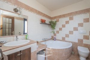 VILLA A SCHIERA CON GIARDINO E AMPIO BOX AUTO