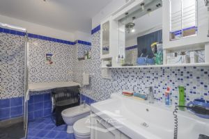 VILLA A SCHIERA CON GIARDINO E AMPIO BOX AUTO