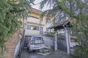 VILLA A SCHIERA CON GIARDINO E AMPIO BOX AUTO