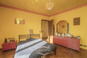 VILLA A SCHIERA CON GIARDINO E AMPIO BOX AUTO