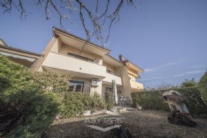 VILLA A SCHIERA CON GIARDINO E AMPIO BOX AUTO