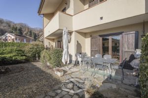 VILLA A SCHIERA CON GIARDINO E AMPIO BOX AUTO