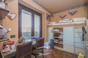 VILLA A SCHIERA CON GIARDINO E AMPIO BOX AUTO