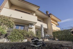 VILLA A SCHIERA CON GIARDINO E AMPIO BOX AUTO