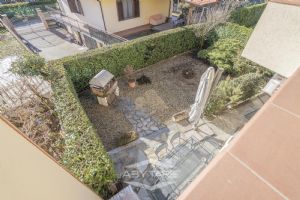 VILLA A SCHIERA CON GIARDINO E AMPIO BOX AUTO