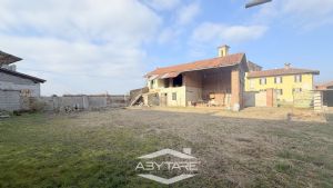 Rustico cascinale con terreno e tettoie