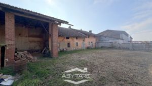 Rustico cascinale con terreno e tettoie