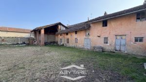 Rustico cascinale con terreno e tettoie