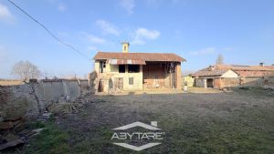 Rustico cascinale con terreno e tettoie