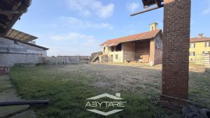 Rustico cascinale con terreno e tettoie