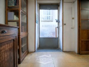 NEGOZIO D'EPOCA IN VIA SAN MASSIMO TORINO CENTRO