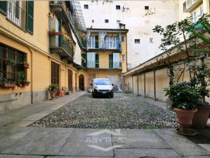 NEGOZIO D'EPOCA IN VIA SAN MASSIMO TORINO CENTRO