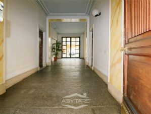 NEGOZIO D'EPOCA IN VIA SAN MASSIMO TORINO CENTRO