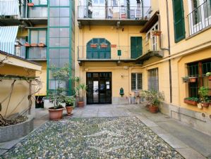 NEGOZIO D'EPOCA IN VIA SAN MASSIMO TORINO CENTRO