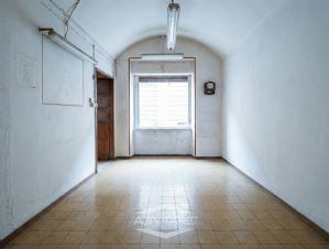 NEGOZIO D'EPOCA IN VIA SAN MASSIMO TORINO CENTRO