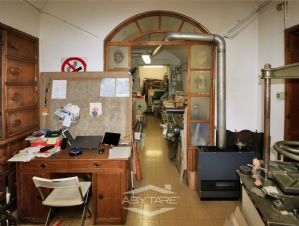 NEGOZIO D'EPOCA IN VIA SAN MASSIMO TORINO CENTRO