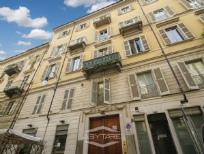 NEGOZIO D'EPOCA IN VIA SAN MASSIMO TORINO CENTRO