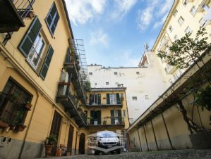 NEGOZIO D'EPOCA IN VIA SAN MASSIMO TORINO CENTRO