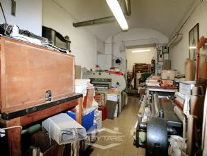 NEGOZIO D'EPOCA IN VIA SAN MASSIMO TORINO CENTRO