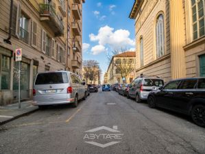NEGOZIO D'EPOCA IN VIA SAN MASSIMO TORINO CENTRO