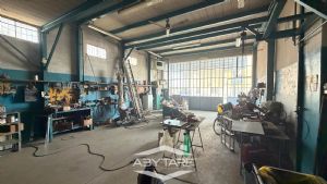 Capannone artigianale con soppalco e area esterna