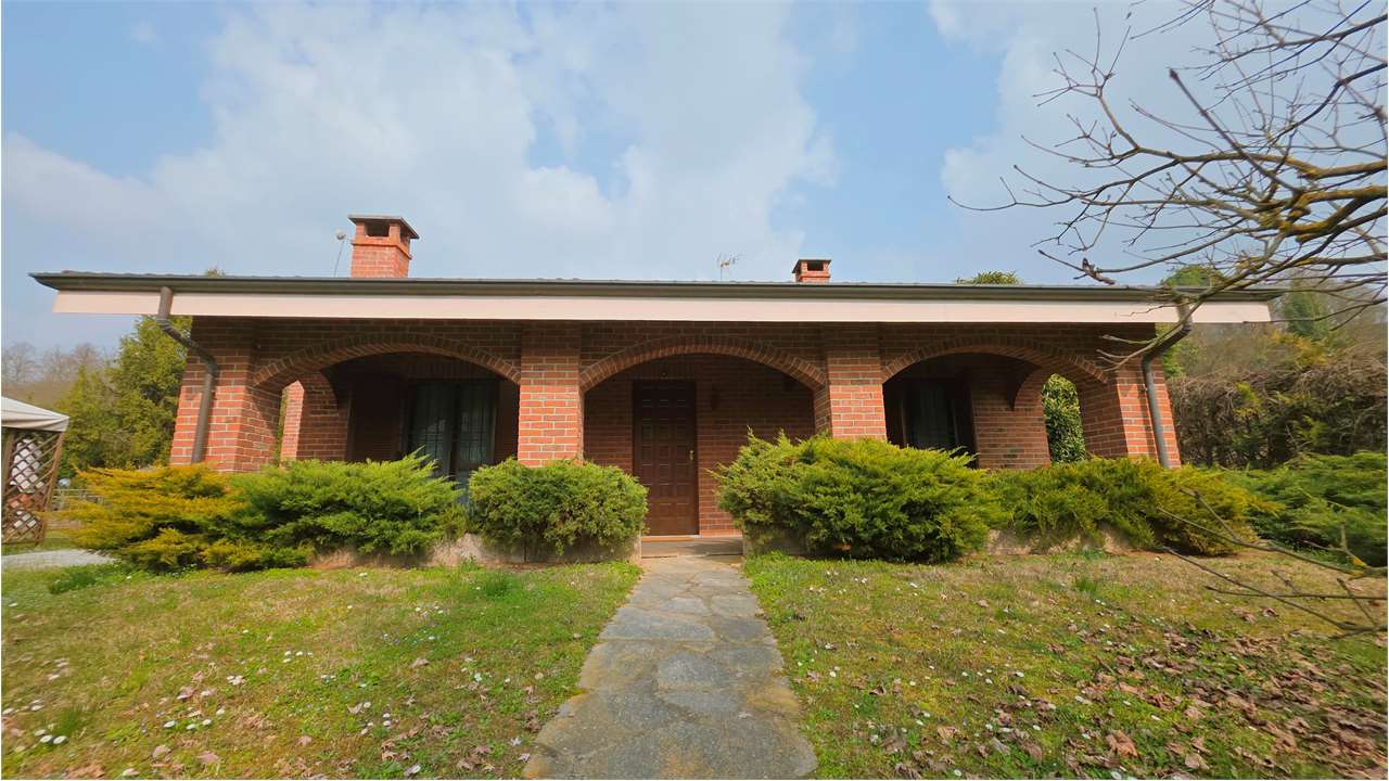 VILLA CON PISCINA E CAMPO DA TENNIS A POCHI MINUTI DA ASTI