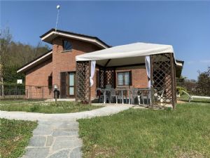 VILLA CON PISCINA E CAMPO DA TENNIS A POCHI MINUTI DA ASTI